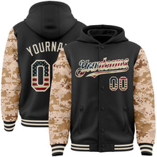 Laden Sie das Bild in den Galerie-Viewer, Uksn Individuelles Bomberjacke in Schwarz-Creme mit Vintage-USA-Flagge, Digital-Camouflage im Zweifarben-Look, Druckknopfleiste, Kapuze und Varsity-Letterman-Stil

