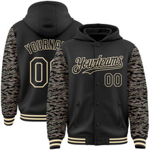 Laden Sie das Bild in den Galerie-Viewer, Uksn Individuelles Bomberjacke in Schwarz-Creme mit Digital-Camouflage im Zweifarben-Look, Druckknopfleiste, Kapuze und Varsity-Letterman-Stil
