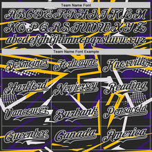 Laden Sie das Bild in den Galerie-Viewer, Uksn Individuelles Bomberjacke in Schwarz-Violett-Gold-Weiß mit dynamischem geometrischen Splitter-Design, Druckknopfleiste, Kapuze und Varsity-Letterman-Stil
