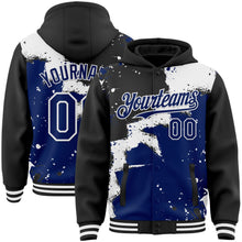 Laden Sie das Bild in den Galerie-Viewer, Uksn Individuelles Bomberjacke in Schwarz-Royalblau-Weiß mit Design im Torn-Paper-Stil und Farbspritzern, Druckknopfleiste, Kapuze und Varsity-Letterman-Stil
