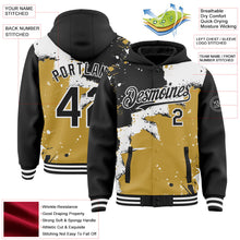 Laden Sie das Bild in den Galerie-Viewer, Uksn Individuelles Bomberjacke in Schwarz-Weiß-Altgold mit Design im Torn-Paper-Stil und Farbspritzern, Druckknopfleiste, Kapuze und Varsity-Letterman-Stil
