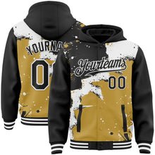 Laden Sie das Bild in den Galerie-Viewer, Uksn Individuelles Bomberjacke in Schwarz-Weiß-Altgold mit Design im Torn-Paper-Stil und Farbspritzern, Druckknopfleiste, Kapuze und Varsity-Letterman-Stil
