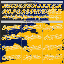Laden Sie das Bild in den Galerie-Viewer, Uksn Individuelles Bomberjacke in Schwarz-Gold-Royalblau-Weiß mit Design im Torn-Paper-Stil und Farbspritzern, Druckknopfleiste, Kapuze und Varsity-Letterman-Stil
