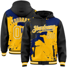 Laden Sie das Bild in den Galerie-Viewer, Uksn Individuelles Bomberjacke in Schwarz-Gold-Royalblau-Weiß mit Design im Torn-Paper-Stil und Farbspritzern, Druckknopfleiste, Kapuze und Varsity-Letterman-Stil
