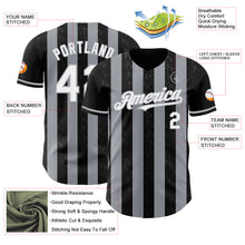 Laden Sie das Bild in den Galerie-Viewer, Uksn Individuelles Schwarz Weiß-Grau Klassischer Vertikalstreifen Flüssige Textur Authentisches Baseball-Trikot
