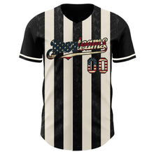 Laden Sie das Bild in den Galerie-Viewer, Uksn Individuelles Schwarz Vintage USA-Flagge-Creme Klassischer Vertikalstreifen Flüssige Textur Authentisches Baseball-Trikot
