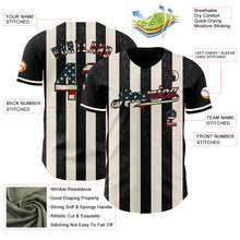 Laden Sie das Bild in den Galerie-Viewer, Uksn Individuelles Schwarz Vintage USA-Flagge-Creme Klassischer Vertikalstreifen Flüssige Textur Authentisches Baseball-Trikot
