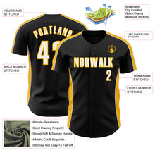 Laden Sie das Bild in den Galerie-Viewer, Uksn Individuelles Schwarz Weiß-Gold Klassischer Farbblock Seitenpanel-Streifen Authentisches Baseball-Trikot
