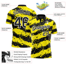 Laden Sie das Bild in den Galerie-Viewer, Uksn Individuelles Schwarz Hellgelb-Weiß Farbspritzer-Streifen Funktions-Poloshirt
