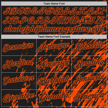 Laden Sie das Bild in den Galerie-Viewer, Uksn Individuelles Schwarz-Orange Pinselstrich-Grunge-Streifen Funktions-Poloshirt
