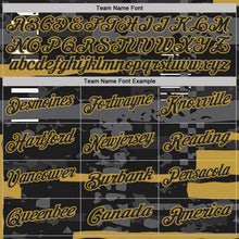 Laden Sie das Bild in den Galerie-Viewer, Uksn Individuelles Schwarz-Altgold Abstrakte geometrische Grunge-Fragmente Funktions-Poloshirt
