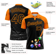 Laden Sie das Bild in den Galerie-Viewer, Uksn Individuelles Schwarz-Bay Orange Billardkugeln geometrisches Gitter Funktions-Poloshirt
