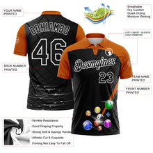 Laden Sie das Bild in den Galerie-Viewer, Uksn Individuelles Schwarz Texas-Orange-Weiß Billardkugeln geometrisches Gitter Funktions-Poloshirt
