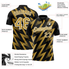 Laden Sie das Bild in den Galerie-Viewer, Uksn Individuelles Schwarz Altgold-Weiß Geometrische Zickzackform Blitz Funktions-Poloshirt
