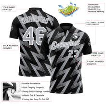 Laden Sie das Bild in den Galerie-Viewer, Uksn Individuelles Schwarz Grau-Weiß Geometrische Zickzackform Blitz Funktions-Poloshirt

