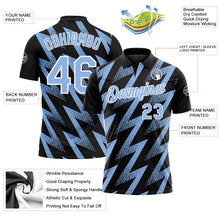 Laden Sie das Bild in den Galerie-Viewer, Uksn Individuelles Schwarz Hellblau-Weiß Geometrische Zickzackform Blitz Funktions-Poloshirt
