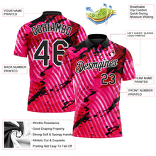 Laden Sie das Bild in den Galerie-Viewer, Uksn Individuelles Schwarz Pink-Weiß Abstrakte Grunge-Spritzer diagonale Streifen Funktions-Poloshirt
