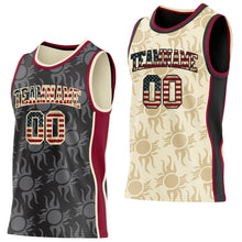 Laden Sie das Bild in den Galerie-Viewer, Uksn Individuelles Schwarz Vintage-US-Flagge Creme-Kastanienbraun Seitenstreifen Sonnenflamme Wendbar Doppelseitig Sublimation Basketball-Set Trikot

