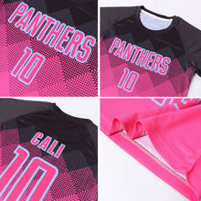 Laden Sie das Bild in den Galerie-Viewer, Uksn Individuelles Pink Schwarz-Hellblau Farbverlauf Quadrat Form Sublimations-Fußballtrikot
