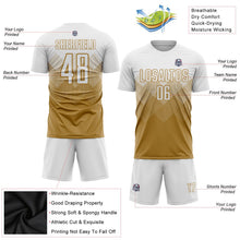 Laden Sie das Bild in den Galerie-Viewer, Uksn Individuelles Altgold Weiß Sublimations-Fußballtrikot
