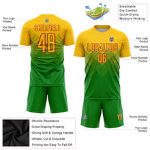 Laden Sie das Bild in den Galerie-Viewer, Uksn Individuelles Grasgrün Gold-Rot Sublimations-Fußballtrikot
