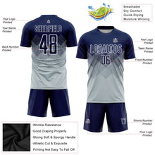 Laden Sie das Bild in den Galerie-Viewer, Uksn Individuelles Silber Marineblau-Weiß Sublimations-Fußballtrikot
