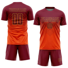 Laden Sie das Bild in den Galerie-Viewer, Uksn Individuelles Orange Karmesinrot-Altgold Sublimations-Fußballtrikot
