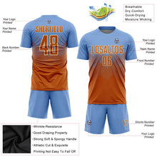 Laden Sie das Bild in den Galerie-Viewer, Uksn Individuelles Hellblau Texas-Orange-Creme Sublimations-Fußballtrikot
