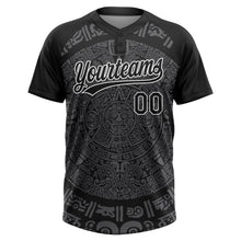 Laden Sie das Bild in den Galerie-Viewer, Uksn Individuelles Schwarz Stahlgrau-Weiß ethnisch aztekisch mexikanisch Erbe Zweiknopf Unisex Softball-Trikot
